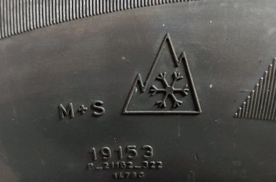 Žieminės padangos šonas su M+S užrašu ir trijų kalnų su snaige (3PMSF) simboliu