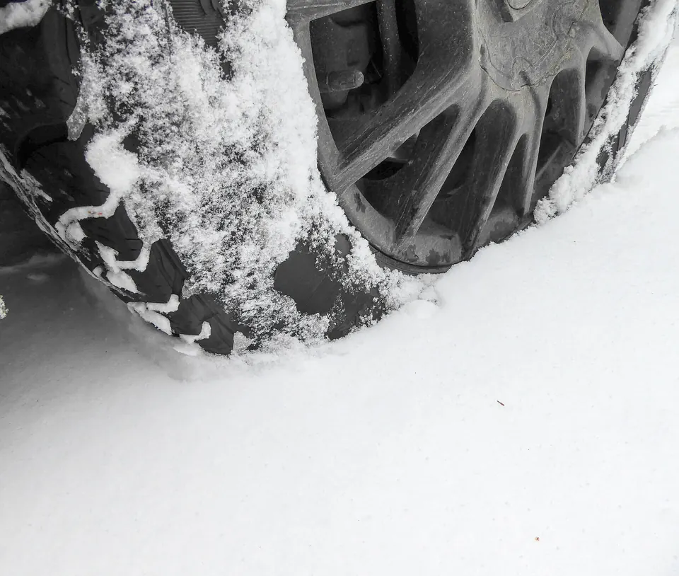 Žieminė padanga važiuoja per maždaug 10 cm sniego ir suspaudžia jį priešais save